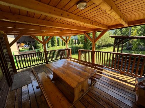 Balkons/terase, Mountain Cabin Retreat - Terrace, BBQ, Hot Tub in Lunca Bradului