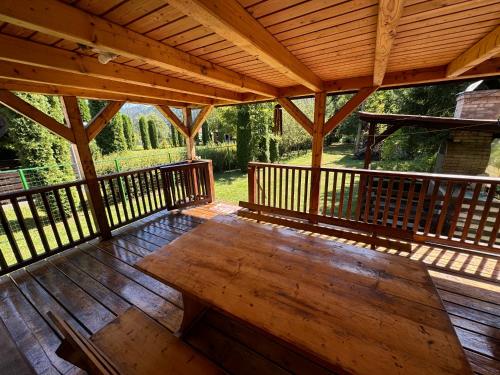 Balkons/terase, Mountain Cabin Retreat - Terrace, BBQ, Hot Tub in Lunca Bradului