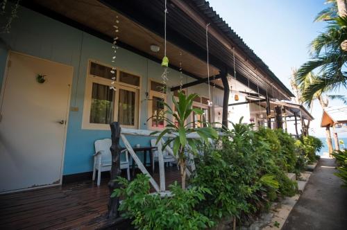 A Little Bungalows By Beach in Bang Por