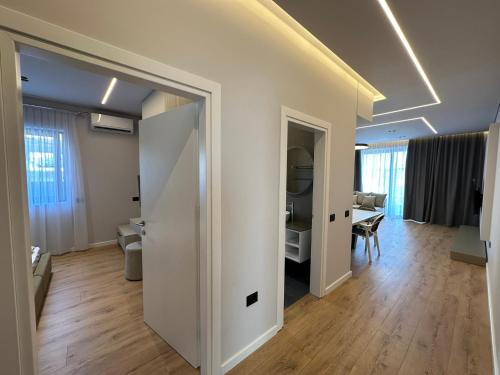 Deluxe One-Bedroom Apartment with City View image 9