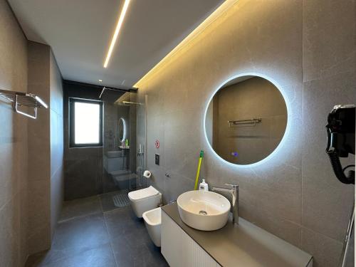 Deluxe One-Bedroom Apartment with City View image 5