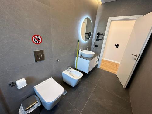 Deluxe One-Bedroom Apartment with City View image 3