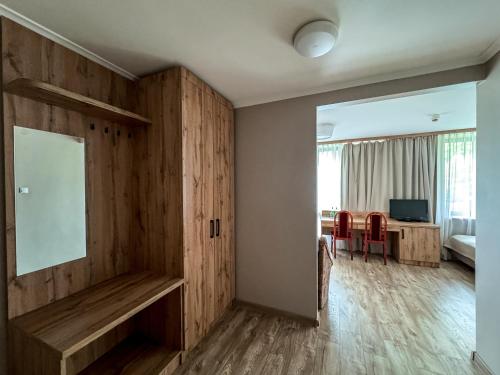 Hotel Echo - image 14