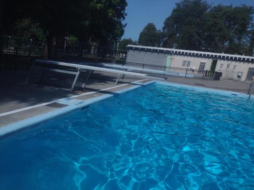 Swimming pool, Smiling house! 2 chambres, accueillant et spacieux in Ahuntsic-Cartierville