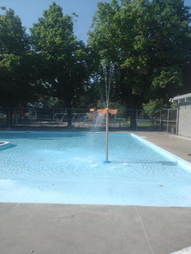 Swimming pool, Smiling house! 2 chambres, accueillant et spacieux in Ahuntsic-Cartierville