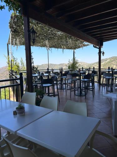 Two Flowers Hotel in Pedoulas