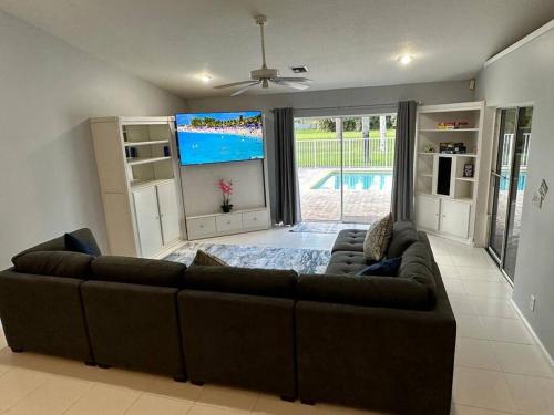 Golf course view & heated pool home in Greenacres City (FL)