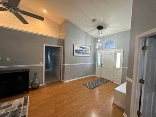 Golf course view & heated pool home in Lake Worth, USA