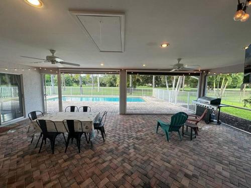Golf course view & heated pool home in Greenacres City (FL)