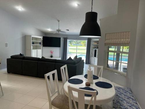 Golf course view & heated pool home in Greenacres City (FL)