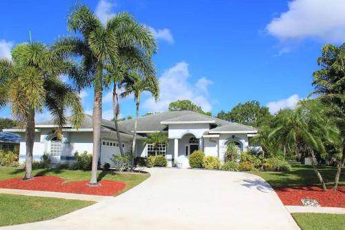 Golf course view & heated pool home in Greenacres City (FL)