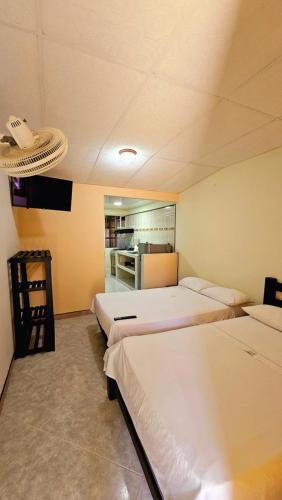 2 twin beds