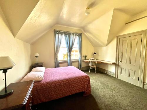 Double Room with Shared Bathroom image 3