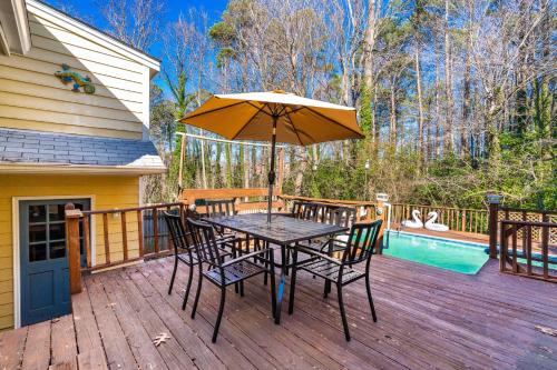 Designer Home - Pool - Billiards - Home Office in Cary, USA