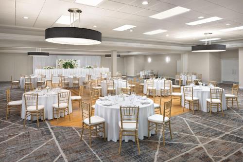 Four Points By Sheraton Edmonton South - image 5