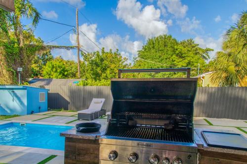 Modern Lux 3BR Home with Heated Pool in Fort Lauderdale, USA