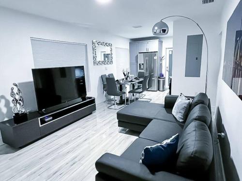 Modern Lux 3BR Home with Heated Pool in Fort Lauderdale, USA