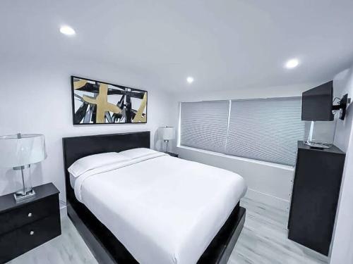 Modern Lux 3BR Home with Heated Pool in Fort Lauderdale, USA