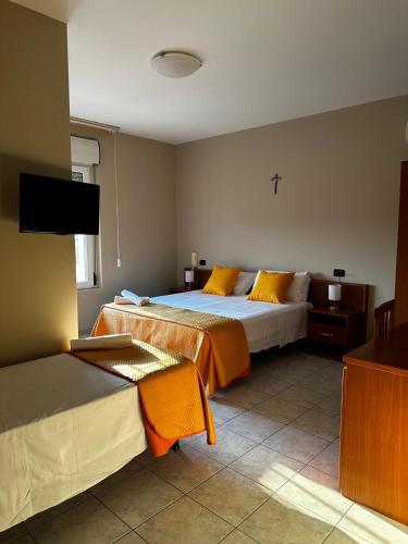 1 double bed, 1 twin bed