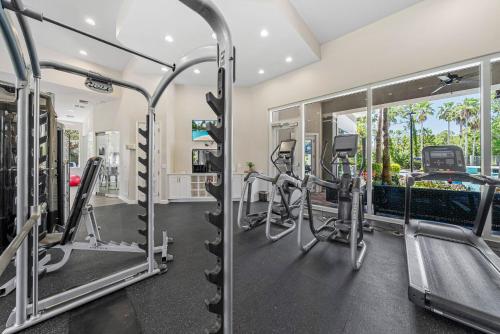 Spacious 3br2ba W Pool Gym Near Airport #4 thumb 4