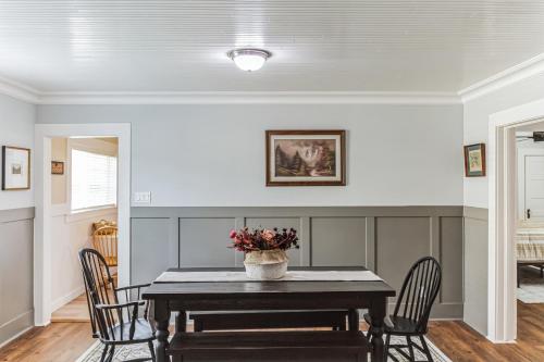 Charming Downtown McCloud Retreat home in McCloud (CA)