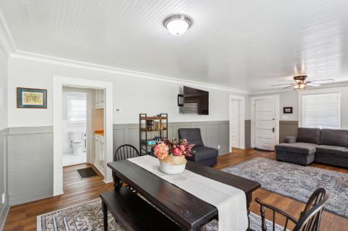 Charming Downtown McCloud Retreat home in McCloud (CA)