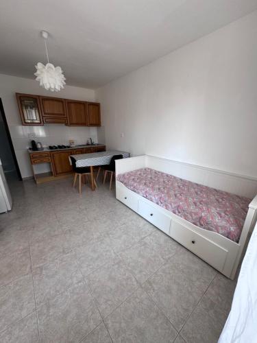 1 queen bed, 1 sofa bed
