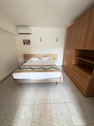 1 queen bed, 1 sofa bed