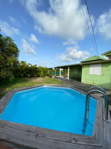 Peldbaseins, Tropic Arth Paradise in Port-Louis