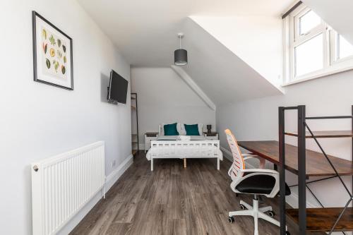 Dove Court Travel Lodge 6 - Top Floor Double Bedroom chambre d'hôte Almondsbury
