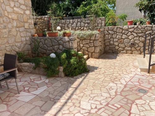 Apartments with a parking space Losinj, Losinj - 23520 in 馬利露辛哲市中心