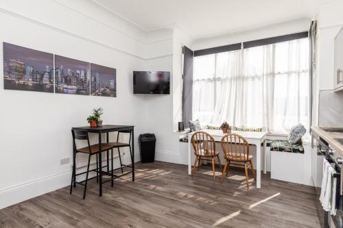Dove Court Travel Lodge 7 - Top Floor Double Bedroom - Thornbury
