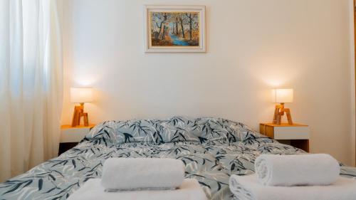 1 queen bed, 1 sofa bed