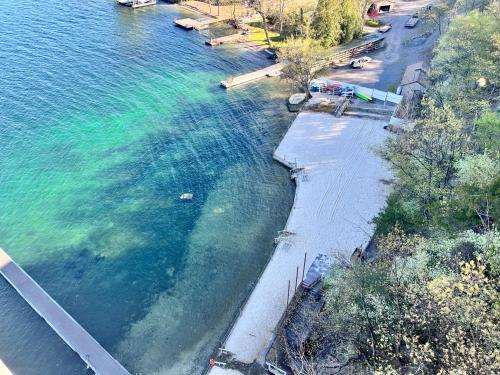Canandaigua Lake Retreat with view and private beach access, foliage, hike, and Ski in Canandaigua, USA