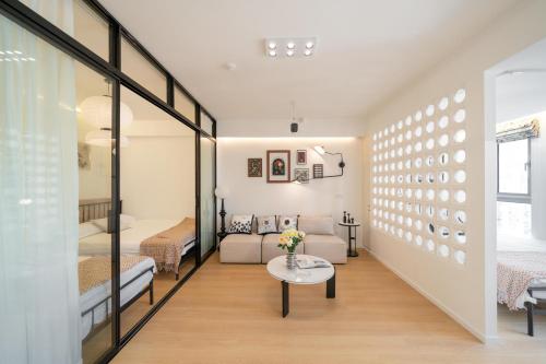 Yi Du Home with Double Views-At West Nanjing Road, Near Metro, Cards OK, Shanghai (foto 3)