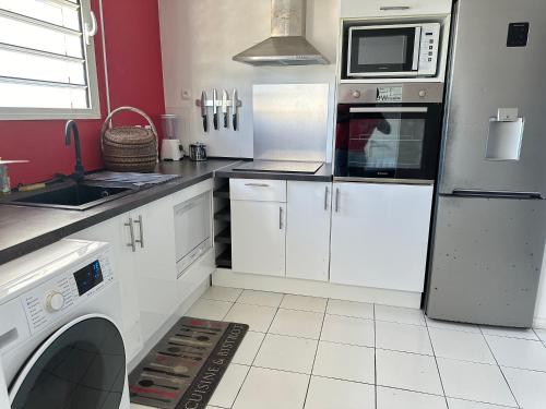 EBT House, appartement, jacuzzi vue mer, 10 min aeroport et port in Baimbridge