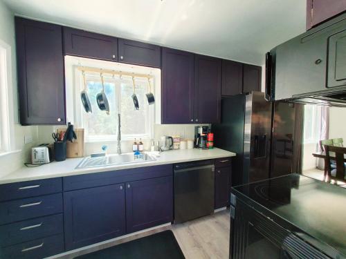Kitchen, -Serendipity Lodge at Yosemite- BBQ-Full Kitchen-King Bed in Oakhurst