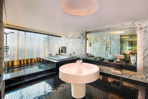 591835906 W Bangkok Hotel