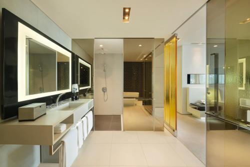 591835911 W Bangkok Hotel