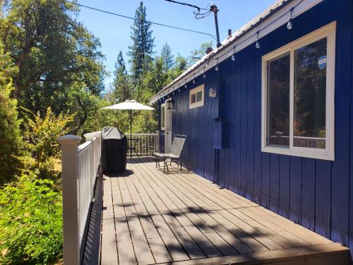 Balcony/terrace, -Serendipity Lodge at Yosemite- BBQ-Full Kitchen-King Bed in Oakhurst
