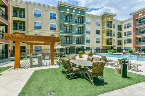 Cozy Condo, Full of Great Amenities Near NRG Stadium & Med District Pool&Gym in Houston, USA