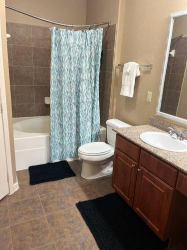 Cozy Condo, Full of Great Amenities Near NRG Stadium & Med District Pool&Gym in Houston, USA