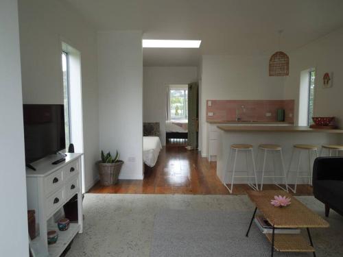 Raglan, walk to harbour and town, garden views, Raglan (fotografie 3)
