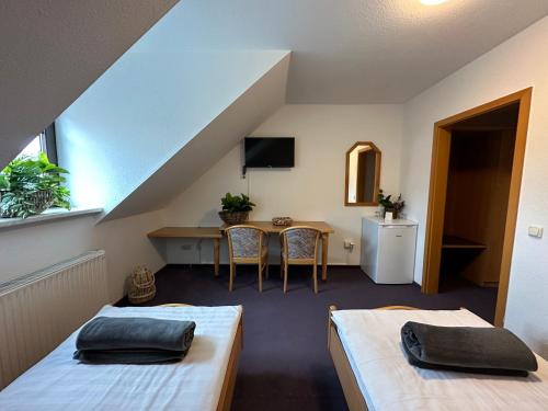 2 twin beds