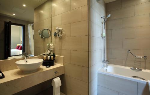 room detail thumbnail 2