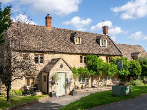 Crooked Cottage in picturesque Upper Oddington Pass The Keys Crooked Cottage in picturesque Upper Oddington Pass The Keys