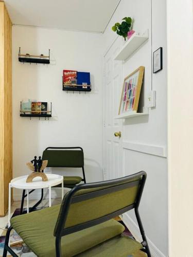 Studio with Terrace Near Hard Rock-Patio in Fleetwood Manor, USA