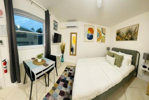 Studio with Terrace Near Hard Rock-Patio in Emerald Hills