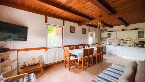 Cabana Trei Brazi Cacica in Comuna Pârteștii De Jos