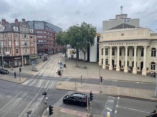Spacious Apartment In City Centre - Free Parking